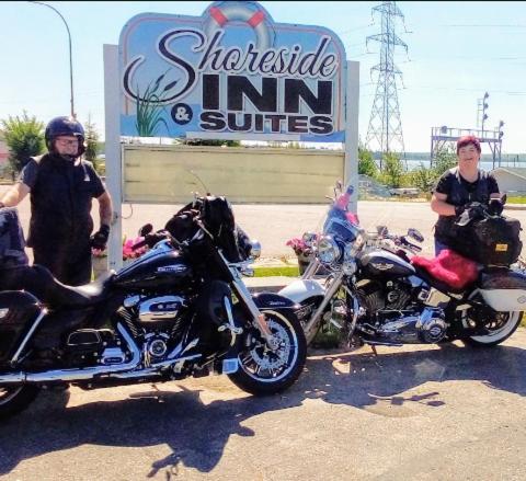 Shoreside Inn & Suites Wabamun エクステリア 写真