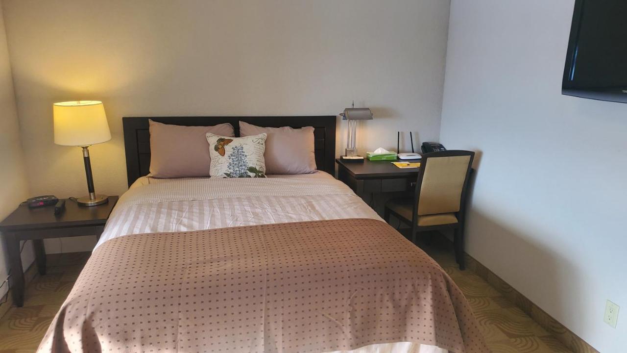 Shoreside Inn & Suites Wabamun エクステリア 写真