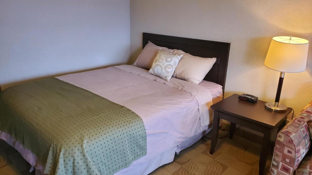 Shoreside Inn & Suites Wabamun エクステリア 写真