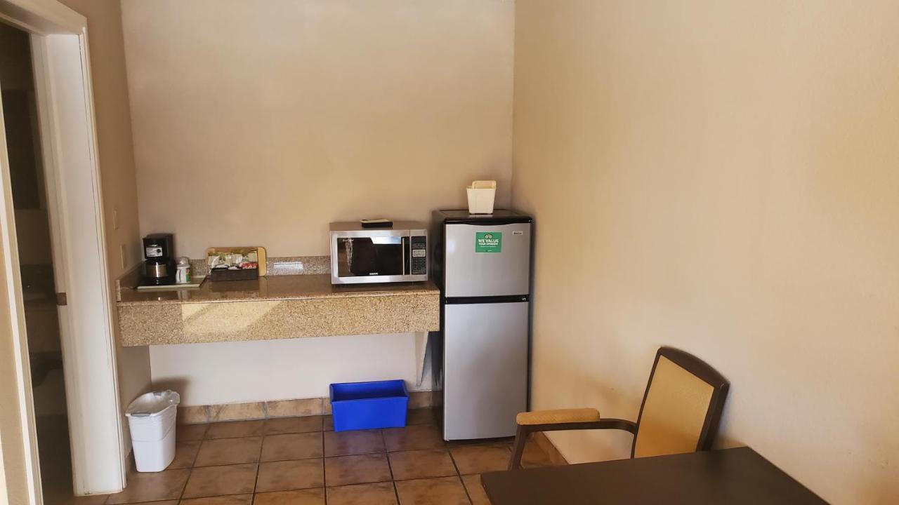 Shoreside Inn & Suites Wabamun エクステリア 写真