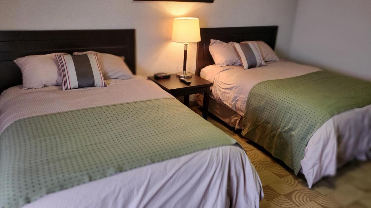 Shoreside Inn & Suites Wabamun エクステリア 写真