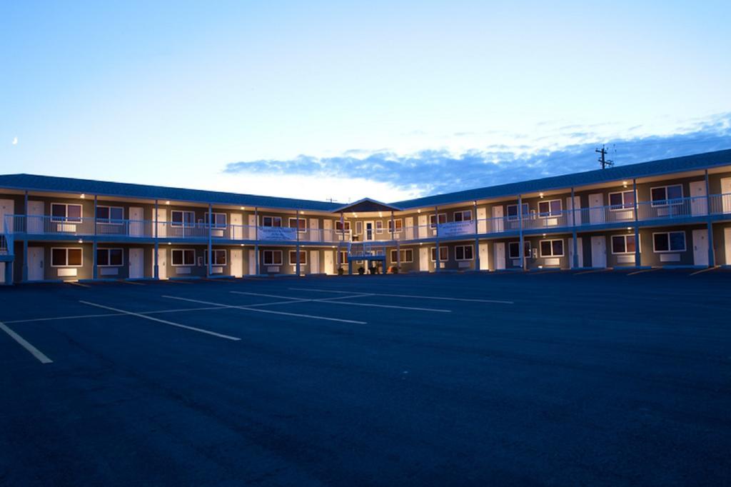 Shoreside Inn & Suites Wabamun エクステリア 写真