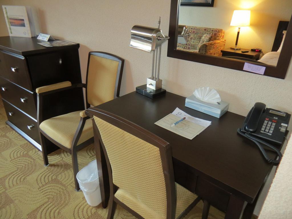 Shoreside Inn & Suites Wabamun 部屋 写真